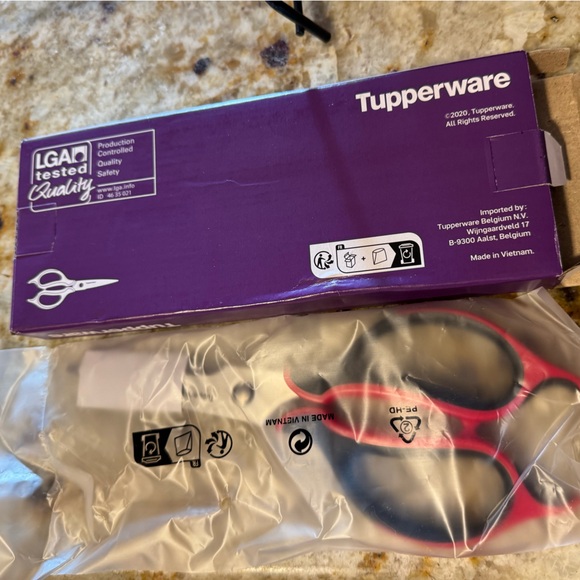 Tupperware Red and Black Shears - Picture 2 of 2